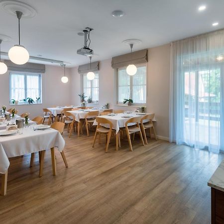 Ditlin Apartmanok Pápa Esterno foto