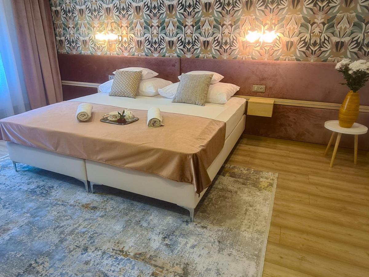 Ditlin Apartmanok Pápa Esterno foto