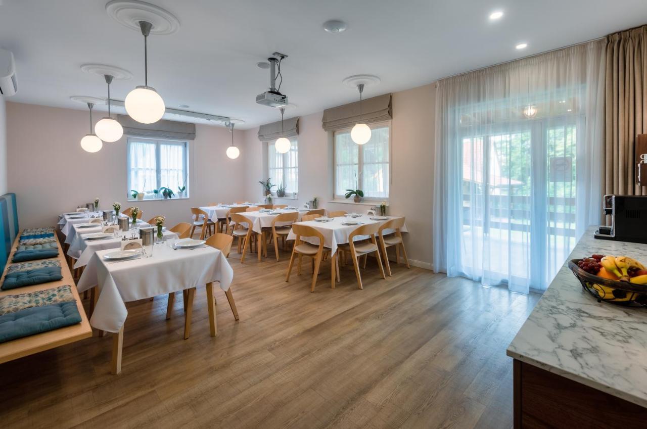 Ditlin Apartmanok Pápa Esterno foto