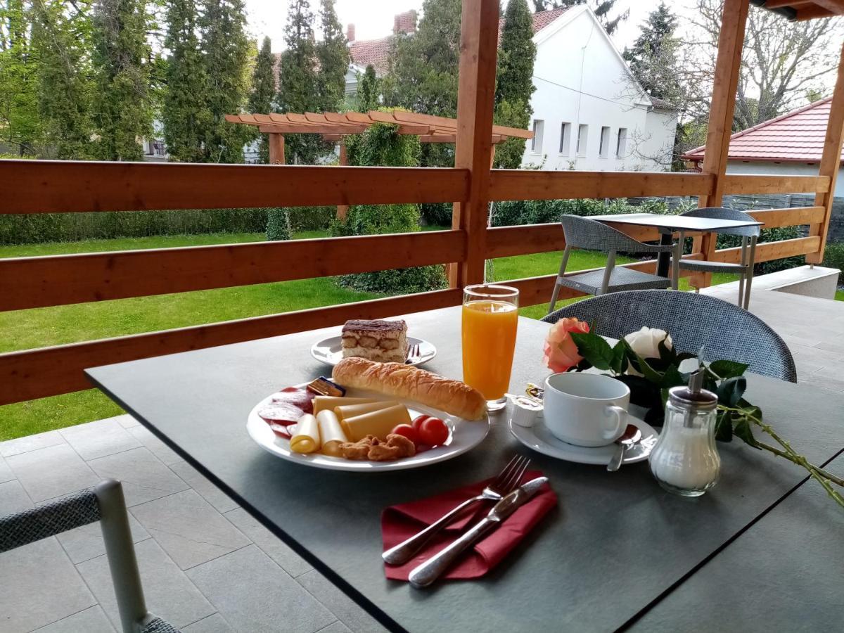 Ditlin Apartmanok Pápa Esterno foto